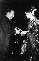 Mohd Rafi receives an award from the actress Aruna Irani