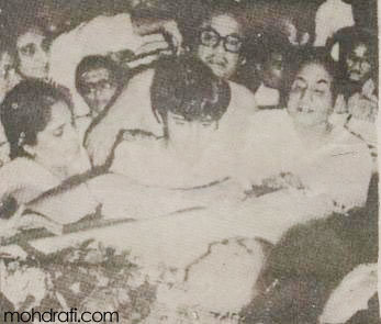 Mohd Rafi and Kishore Kumar at Mukesh's Funeral