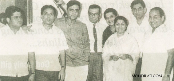 Mohd Rafi with lata, Rajendra Kumar, Minoo Kartik, Laxmikant Pyarelal, Anand Bakshi and Others