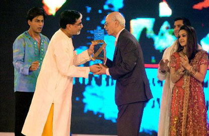 Yash Johar Receives Lifetime Achivement Award
