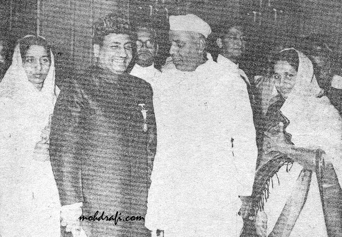 Mohd Rafi and his wife with Mr Y.B.Chavan 