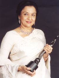 Asha Parekh with Lifetime Achievement Trophy