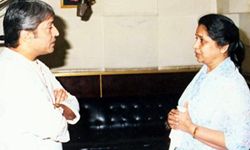 Asha Bhosle with Sarod Maestro  Pt. Amjad Ali Khan