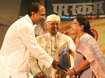 Ashutosh Govarikar presents the "Chitra Ratna" Award to actress Sulbha Deshpand
