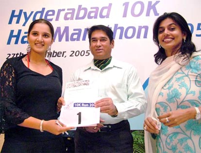 Sania Mirza receive the first form from Andhra Pradesh DGP Swaranjit Sen in the presence of Aparna Reddy at a media conference in Hyderabad