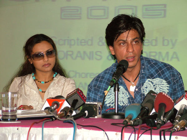 Shahrukh Khan and Rani Mukherjee at the press conference for Temptations 2005