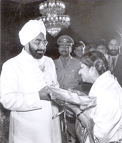 Lata Mangeshkar with Giyani Zail Singh. 	
