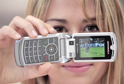 Modell Ina shows a mobile phone