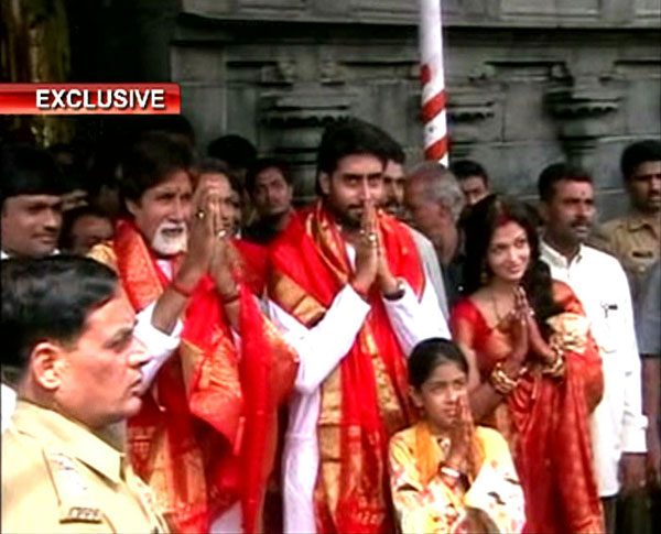 Aishwarya, Abhishek and Amitabh greets the public