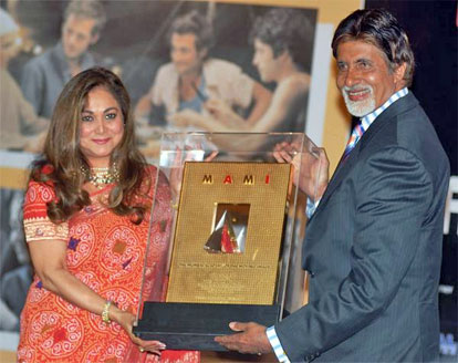 Amitabh Bachchan receives the award of "Icon of Indian Cinema" from Tina Ambani