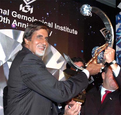  Amitabh Bachchan receiving "Diamond of India" award from international gemmological institute on its 30th anniversary
