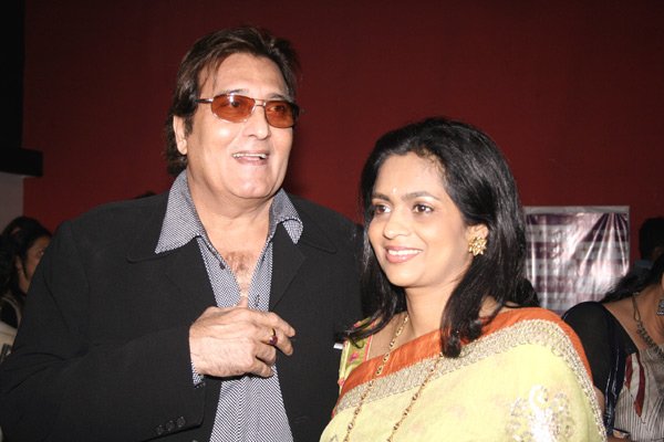 Vinod Khanna with his wife