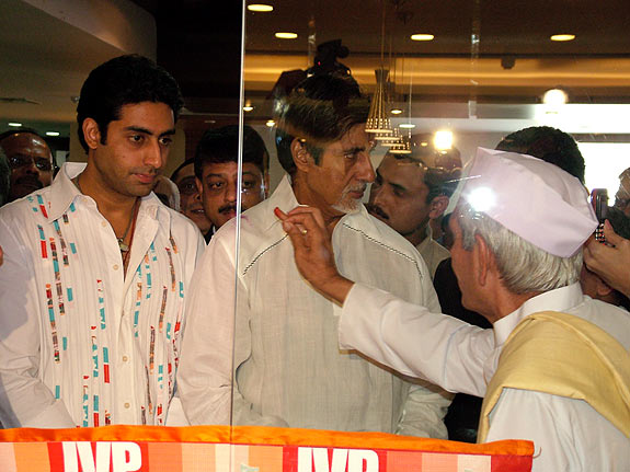 Amitabh Bachchan inagurates JVP outlet