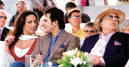  Saif Ali Khan, flanked by girlfriend Rosa and father Mansoor Ali Khan Pataudi