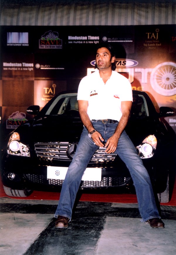 Sunil Shetty launches Mumbai-Pune car rally