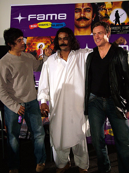 Aamir Khan and Toby Stephen visit Inorbit mall
