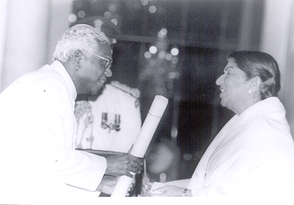 President K.R. Narayanan presenting Padma Vibhushan to Lata Mangeshkar