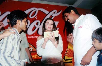 Aishwarya Rai meets winners of Coca-Cola Thanda Aish Cash contest