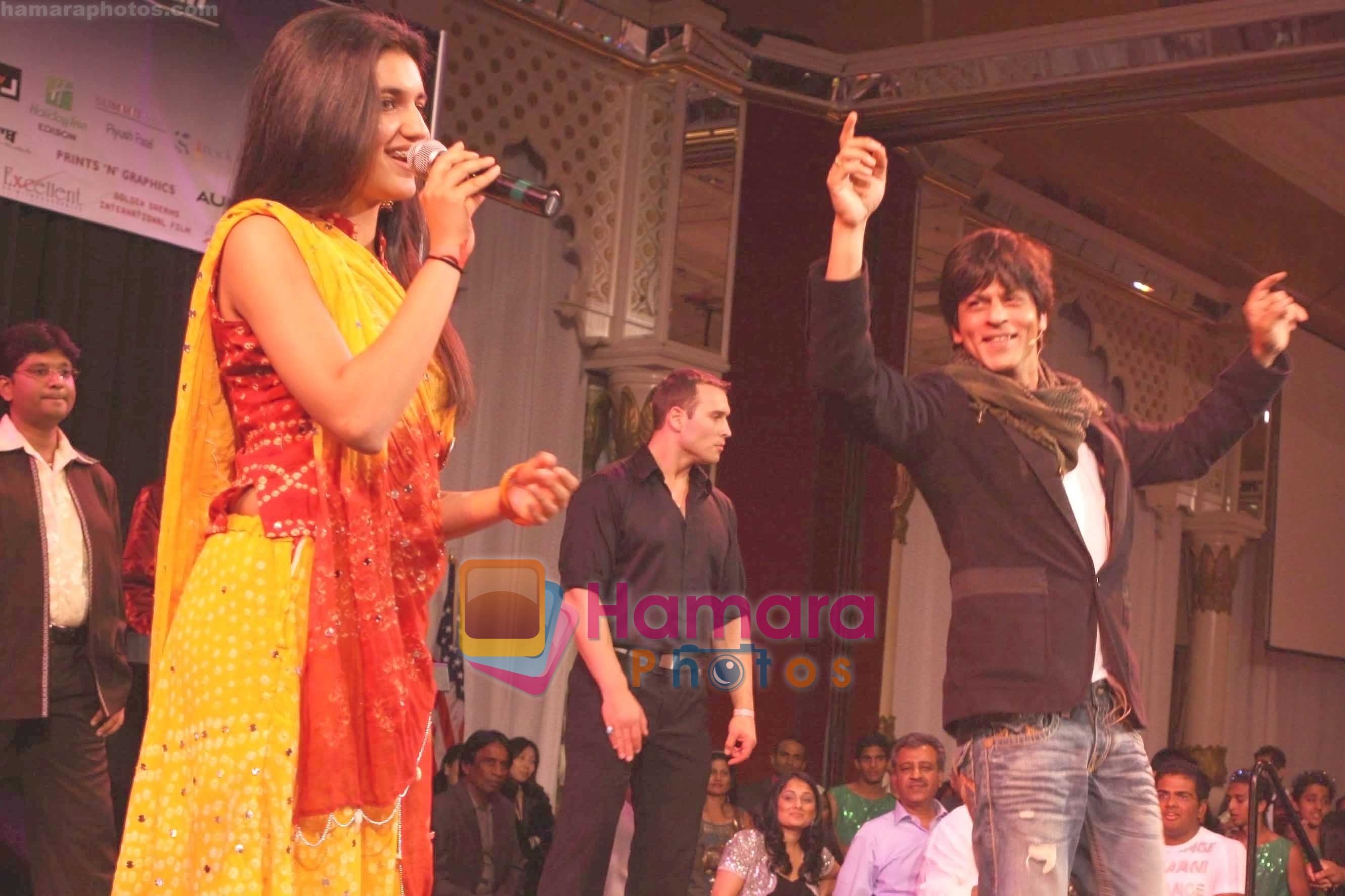 Shahrukh Khan thanking his fans in Atlantic City, New Jersey. Courtesy- INDIA ANI 