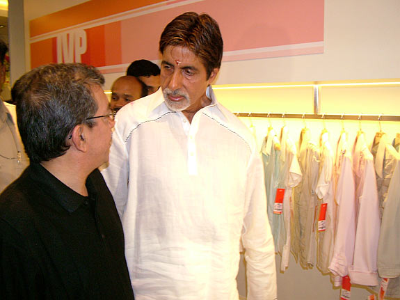 Amitabh Bachchan inagurates JVP outlet