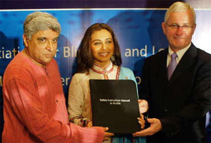 Rani Mukherjee, lyricist Javed Akhtar and Jet Airways Chief Operating Officer Peter Luethi
