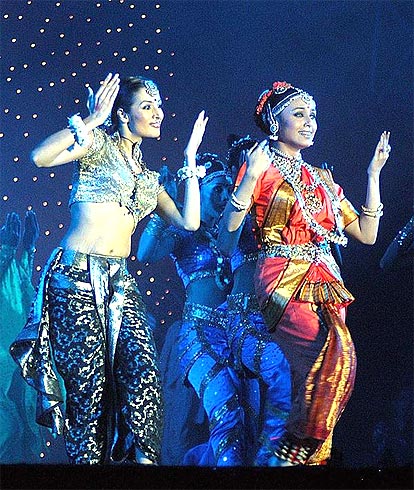 Rani Mukherjee and Malaika Arora performing at ‘Temptation 2005’