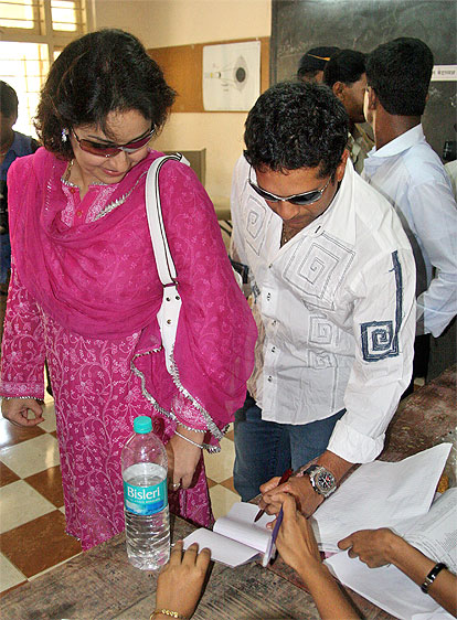 Sachin Tendulkar casts vote with his wife Anjali