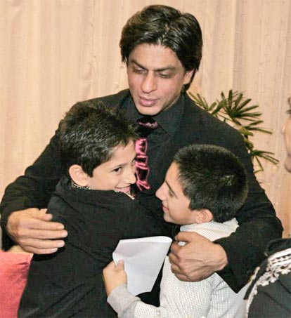 Shahrukh Khan interacting with children in New Jersey