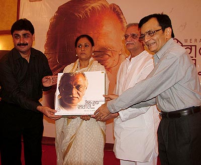 Jaya Bachchan and Gulzar at the launch of 'Mera Kuchh Samaan'