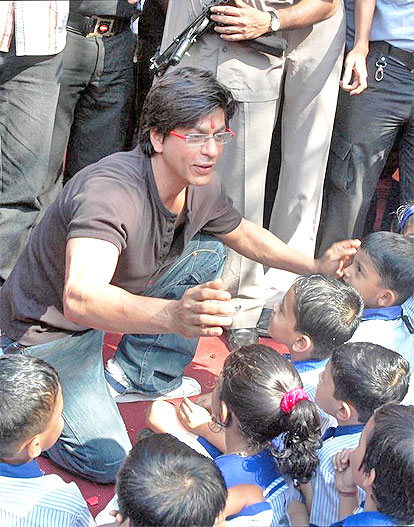 Shahrukh Khan chats with his little fans