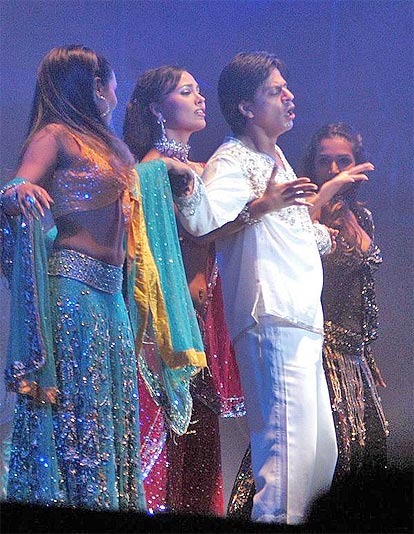 Shahrukh Khan with actresses Lara Dutta and Malaika Arora performing at ‘Temptation 2005’