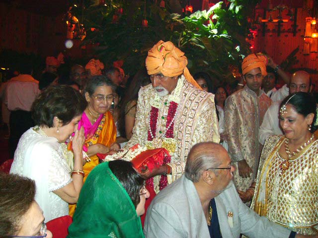 Amitabh and Jaya Bachchan greets the guests