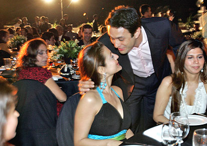 Ness Wadia kisses actress Amisha Patel / Most Viewed Bollywood ...