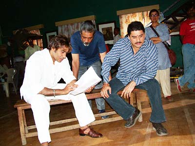 Ajay Devgan, Prakash Jha & Ayub Khan on the sets of Apaharan