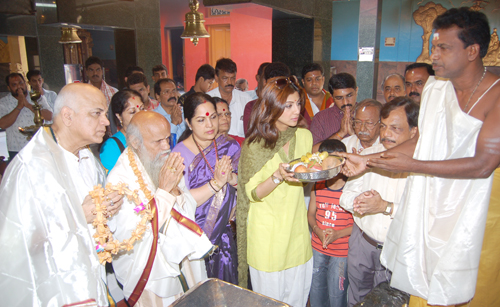 Shilpa Shetty visits Shree Gokarnanath Temple at Kudroli