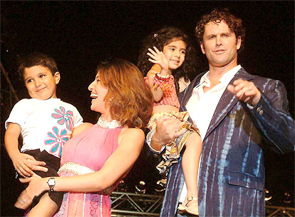 Perizad Zorabin with New Zealand cricketer Chris Cairns and children at the launch of 'The Chris Cairns Foundation'