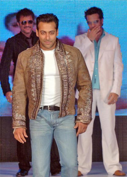 Anil Kapoor and Fardeen Khan react as Salman Khan