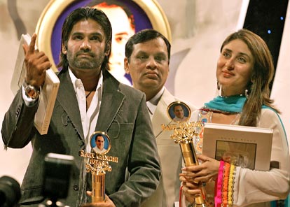 Kareena Kapoor and Sunil Shetty receiving their Rajiv Gandhi Awards 2005
