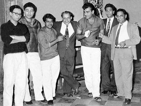 Dattaram with mehmood and friends