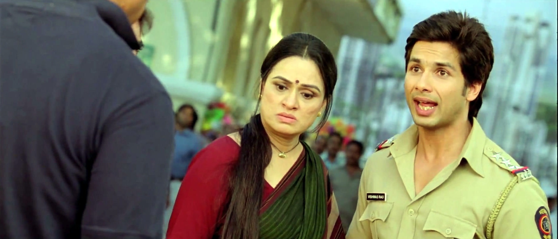 Padmini Kolhapure, Shahid Kapoor in still from the movie Phata Poster Nikhla Hero