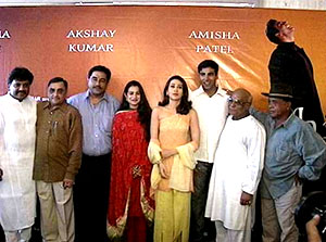 Karishma Kapoor and Akshay Kumar and Amisha Patel