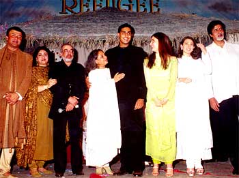 Jaya Bachchan, Abhishek, Kareena, Amitabh & Karishma Kapoor