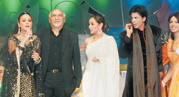 Rani with preity,srk,yash chopra and priyanka at zee cine awards