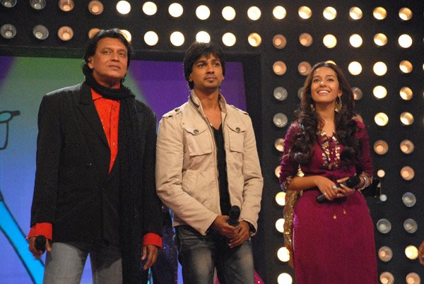Mithunda with Nikhil and Amrita Rao on the sets of Little Champs