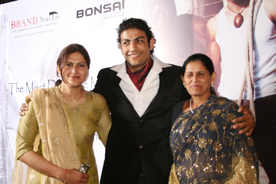 Pravesh Rana Mr India 2008 with sister & mother at Brandsmith party