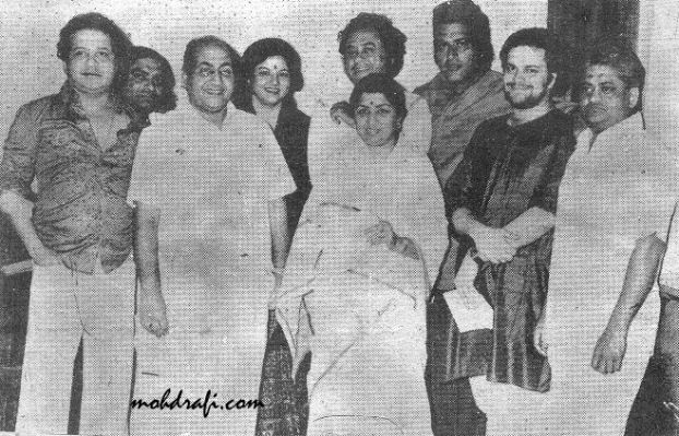 Kishore with the other singers at the recording of Kranti film.