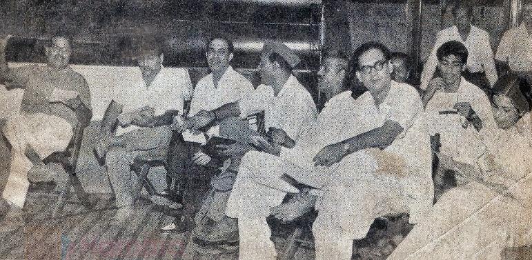 Mannadey, Mohdrafi, Talat Mohd, Balbir Singh, Khan Mastana, Hemantda, Suman K & others in the rehearsal of a song