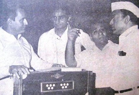 Mukesh with Bharat Vyas, Vithalbhai Patel & V Shantaram