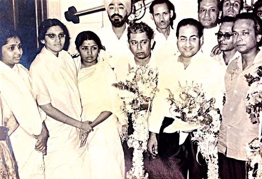 Mohdrafi with Lata, Usha Mangeshkar, Naushad, Chitragupta & others in the recording studio