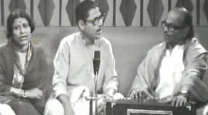 Salil Chowdhury with others singing in doordarshan